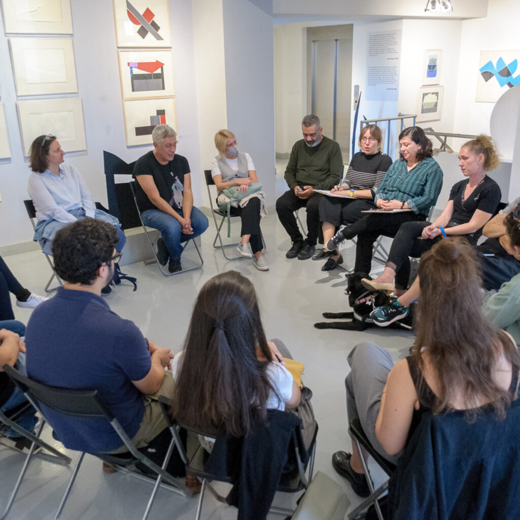 Participating people at the second meeting point are sitting together and talking