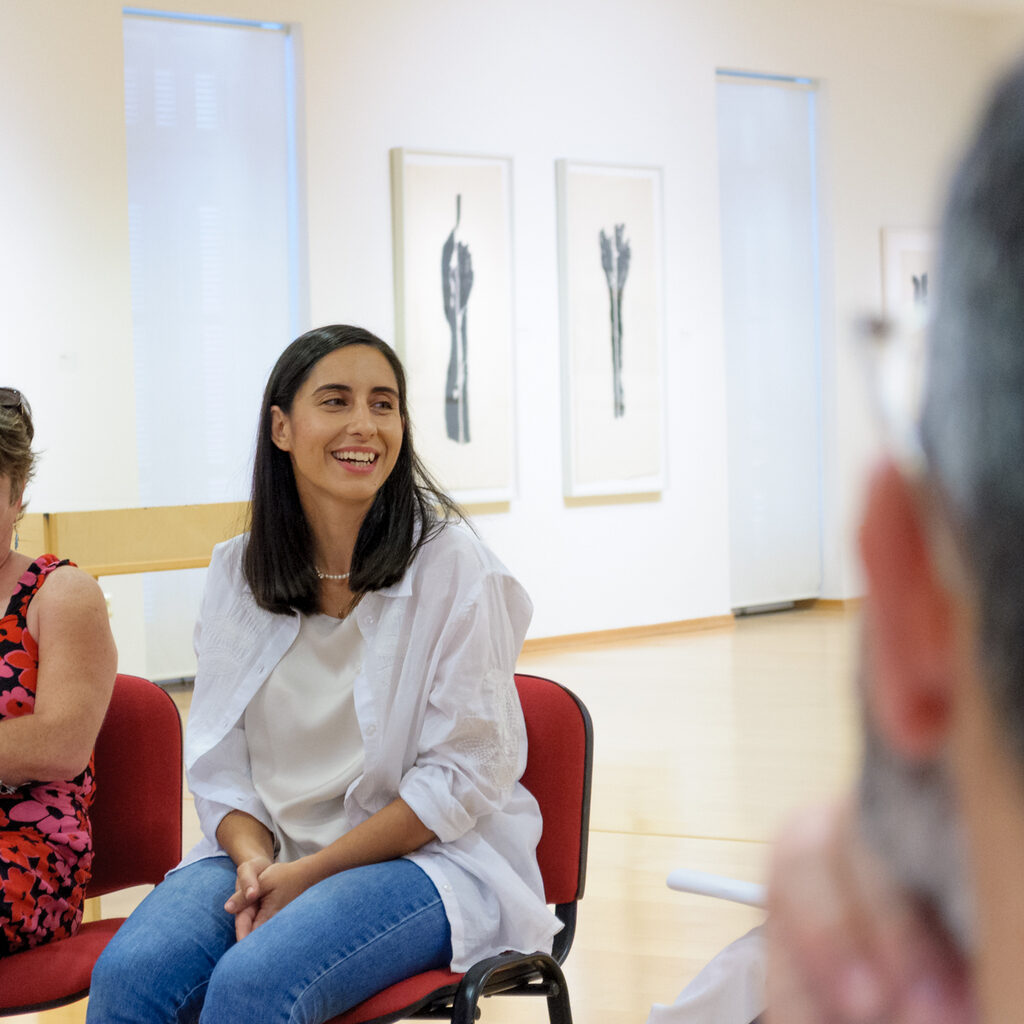 Γυναίκα γελά σε κύκλο συζήτησης