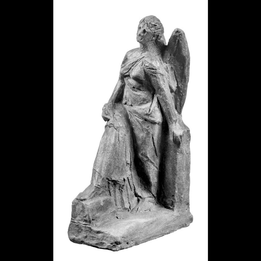 Γλυπτό καθιστής φτερωτής μορφής από πηλό