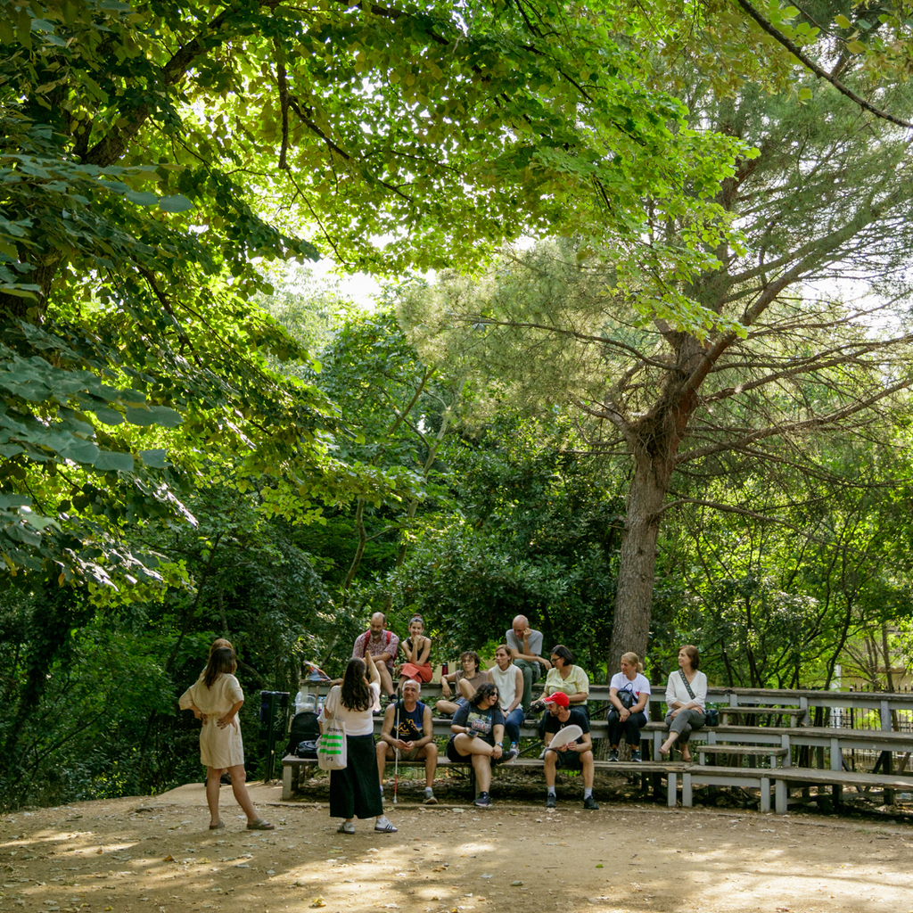 Introduction to the walk in the outdoor theater of the garden.