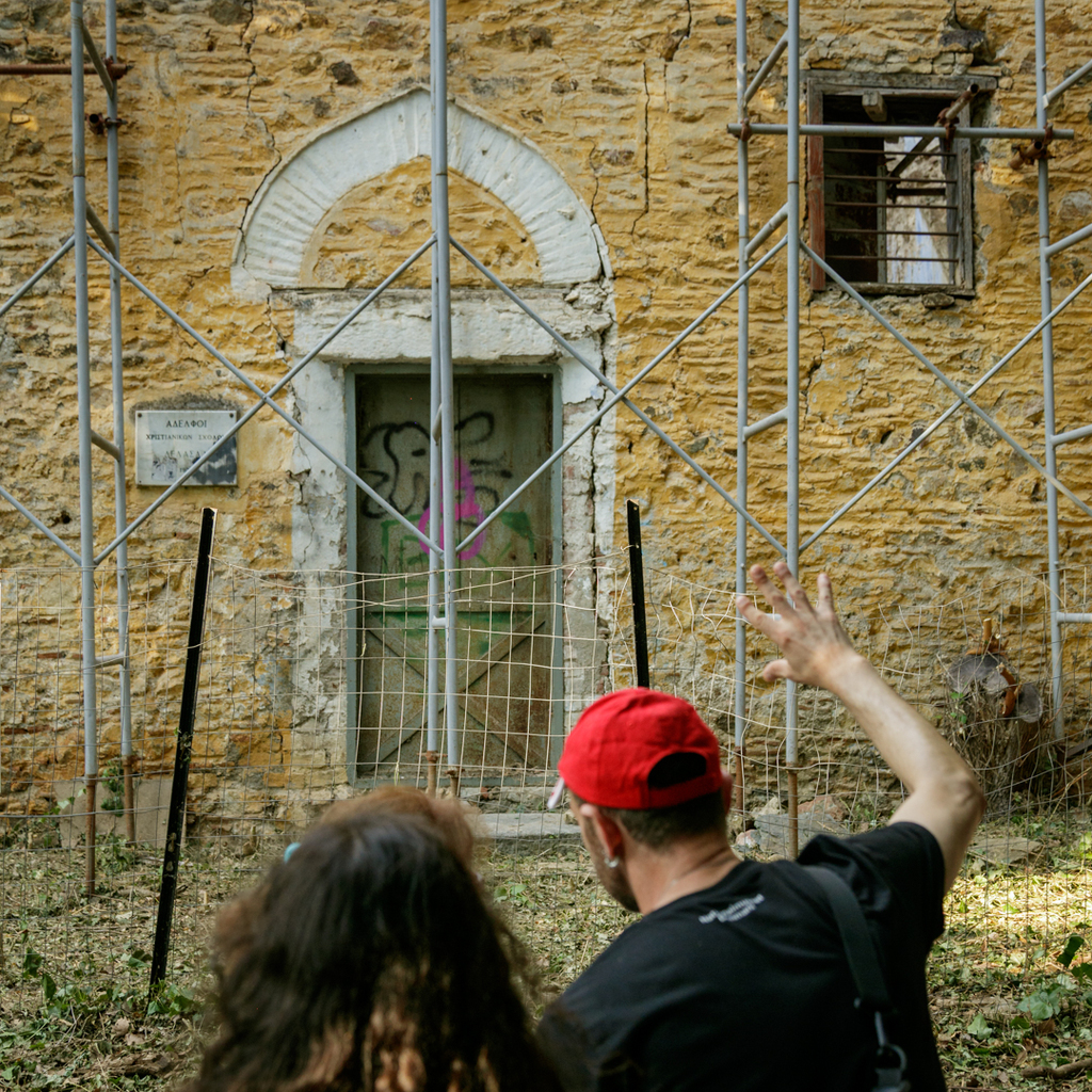 Participante observing Pirgospito, the garden's historic building.